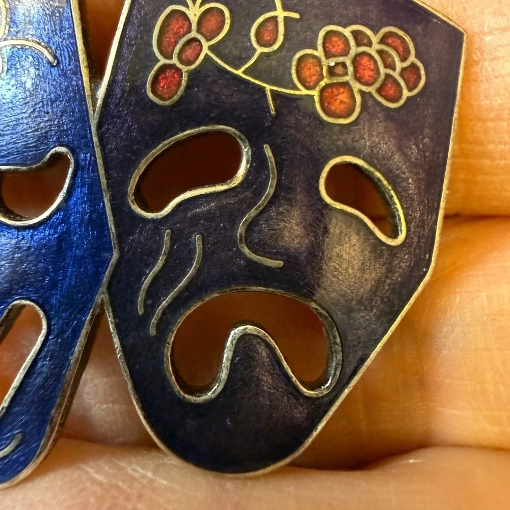 UNIQUE VINTAGE COMEDY TRAGEDY MASKS CLOISONNE ENAMEL BROOCH